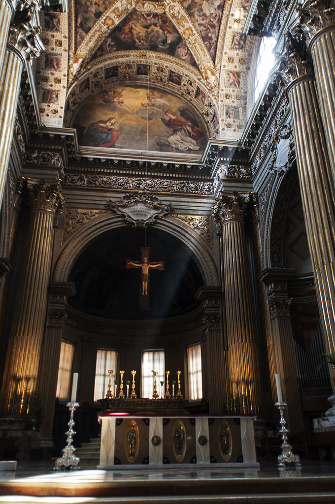 Altare maggiore della Cattedrale di San Pietro, dove è possibile vedere l'Annunciazione del Carracci nel lunettone dell'abside.