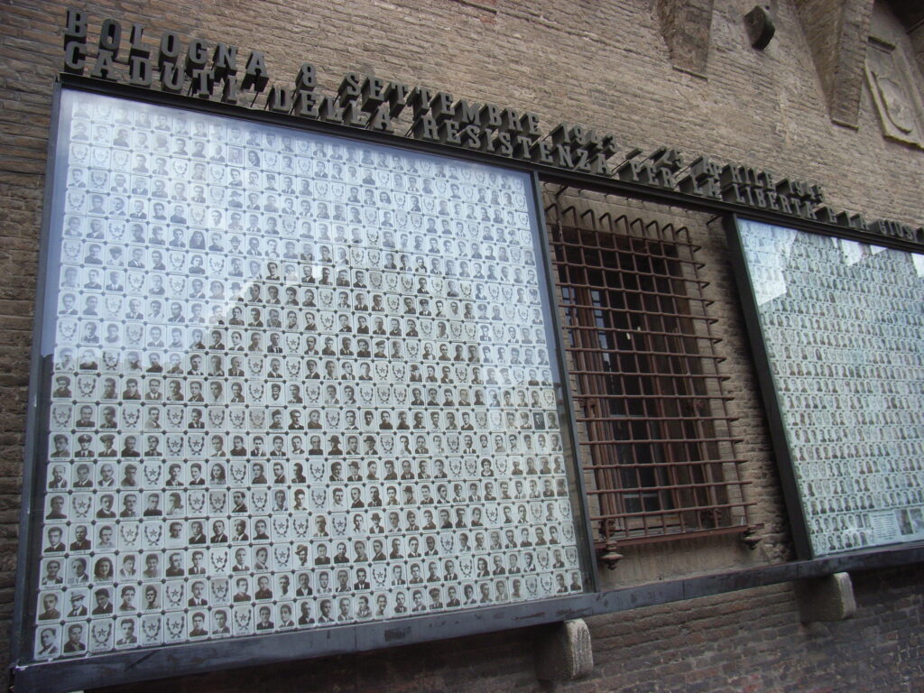 Sacrario dei Partigiani all'esterno della Biblioteca Salaborsa di Bologna.