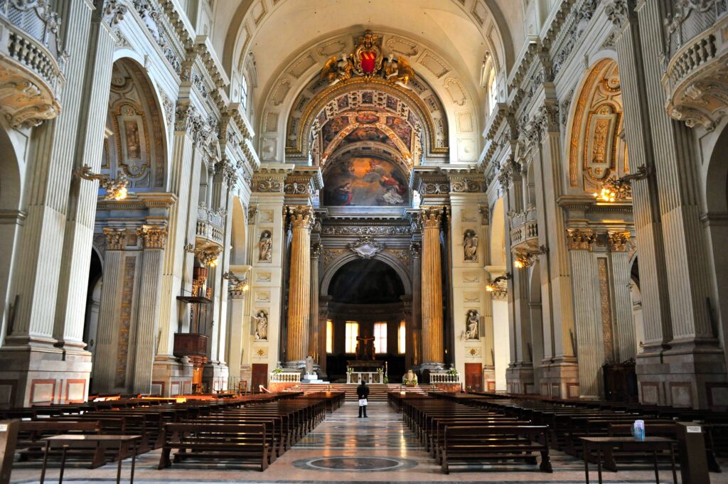 Navata centrale della Cattedrale di San Pietro a Bologna.