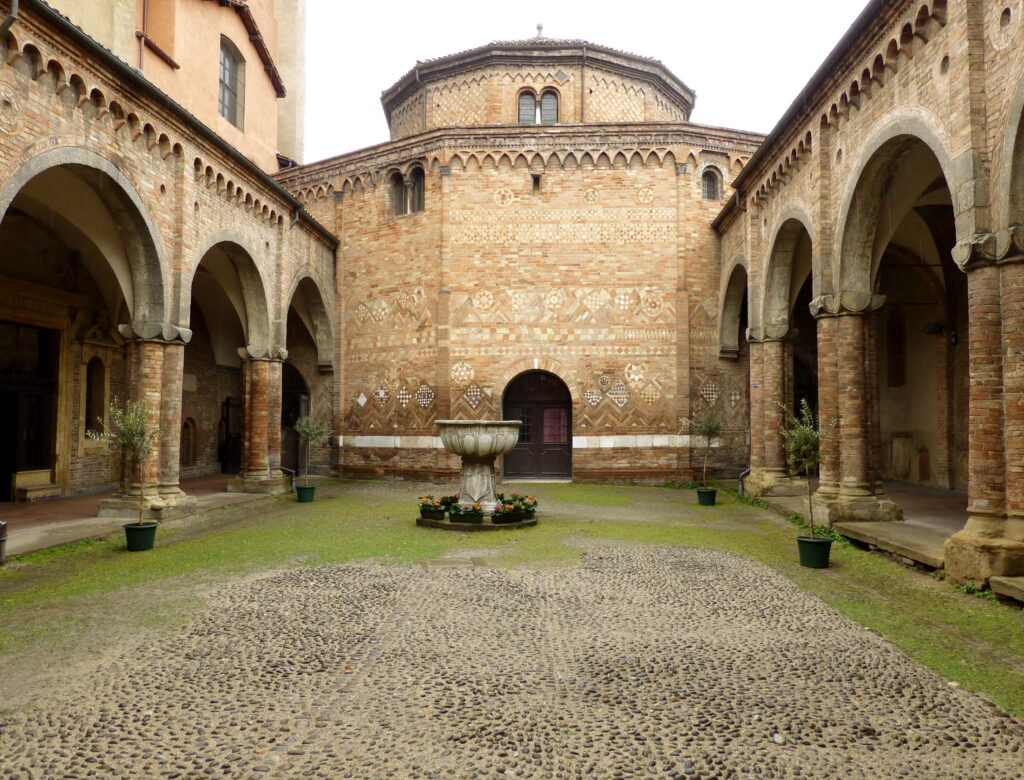 Interno del complesso delle sette chiese, vista dal cortile di Pilato.