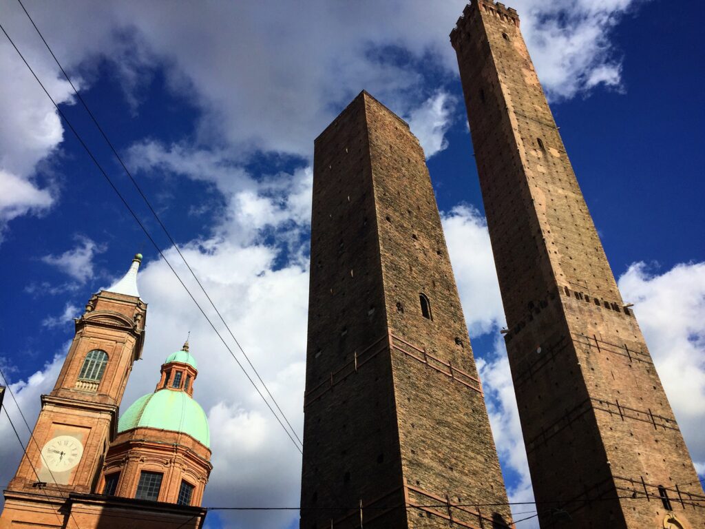 Le due Torri viste da Piazza di Porta Ravegnana.