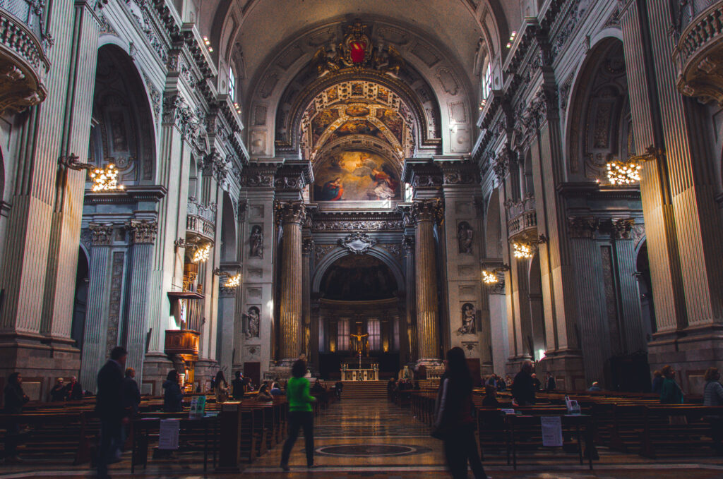 Interno della Cattedrale. Sono riconoscibili le cappelle laterali che si possono ammirare visitando la chiesa.