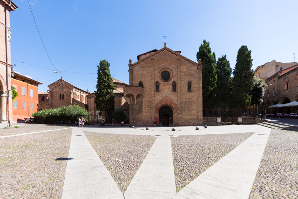 Piazza Santo Stefano, vista centrale sulla Basilica di Santo Stefano.
