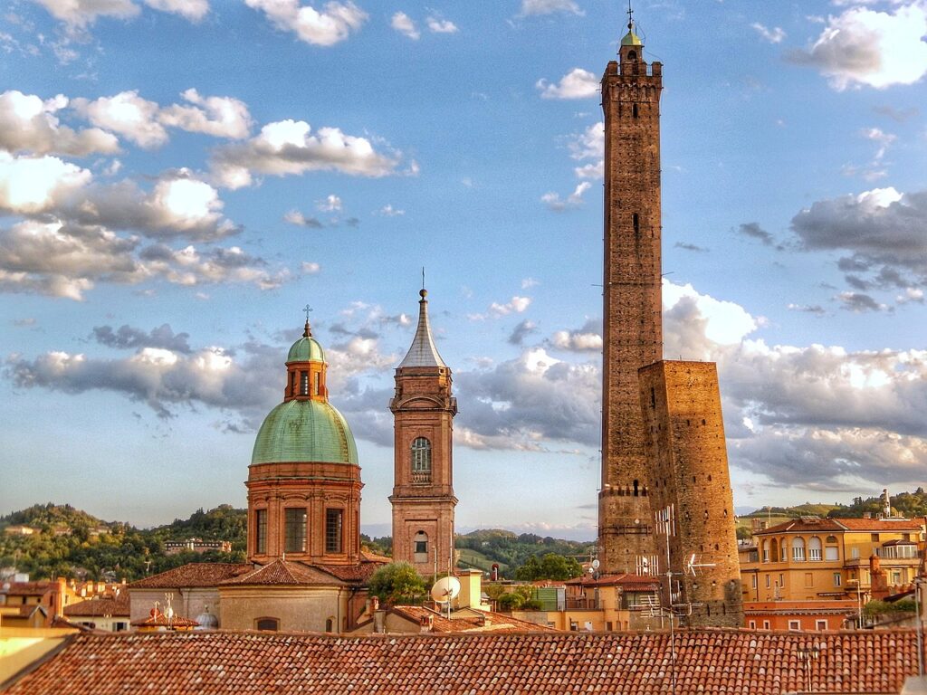 Le due torri di Bologna e parte dello skyline della città.