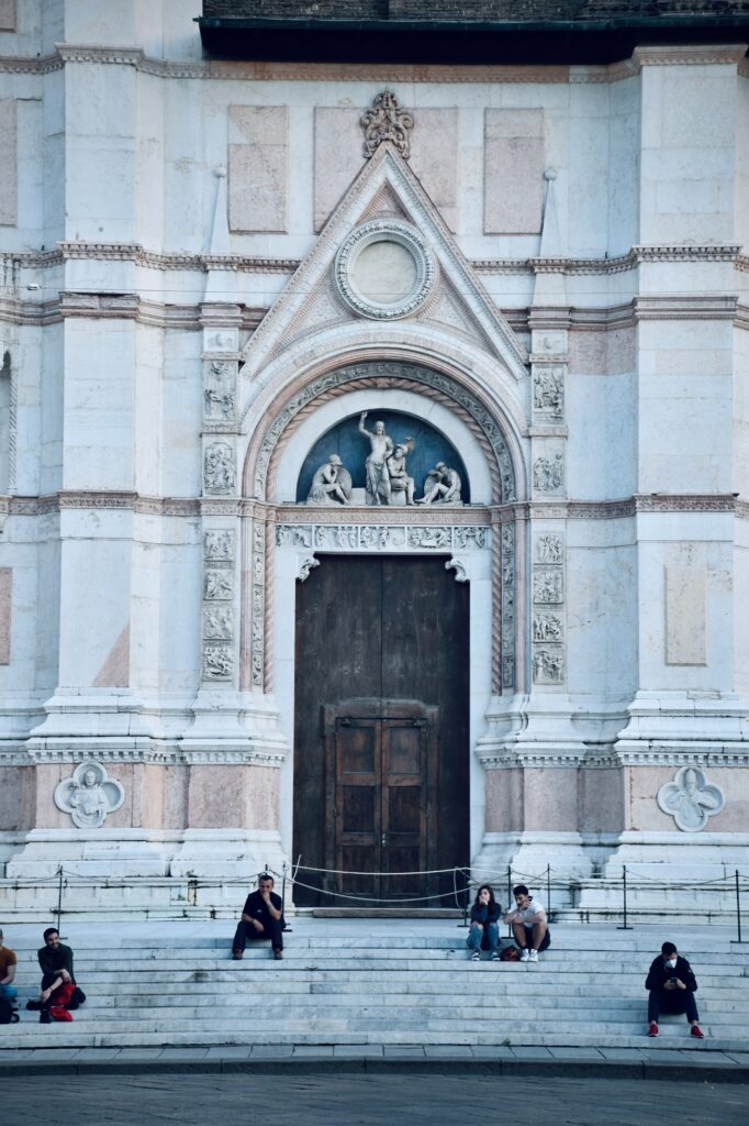 Dettaglio di uno dei portali laterali della Basilica di San Petronio, con decorazioni e formelle raffiguranti la storia della Genesi.