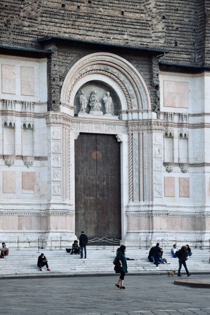 Dettaglio del portale maggiore della Basilica di San Petronio, rimasto incompiuto per la mancanza della cuspide.