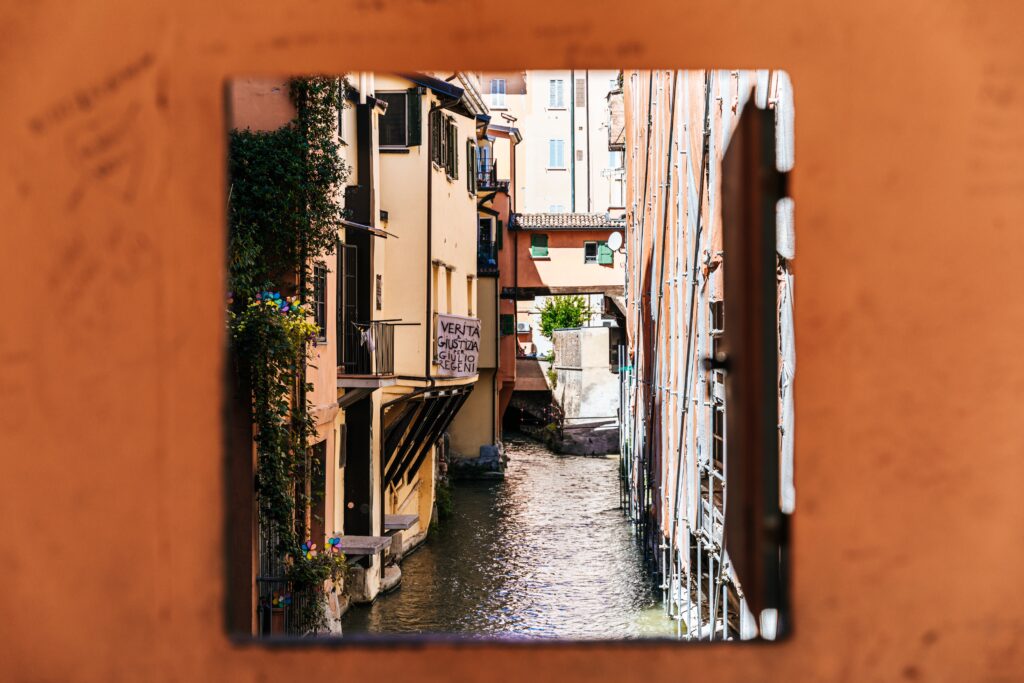 Vista sulla Finestrella o "Piccola Venezia" di Bologna, uno dei Sette Segreti.