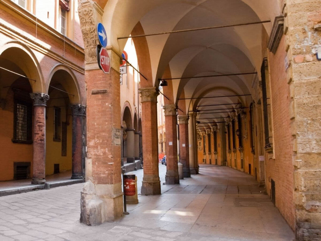 Via del centro di Bologna con i famosi portici.