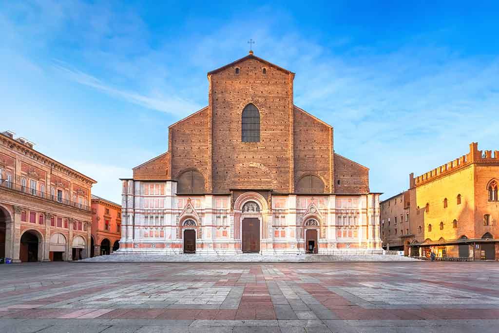 La facciata della Basilica di San Petronio in Piazza Maggiore a Bologna