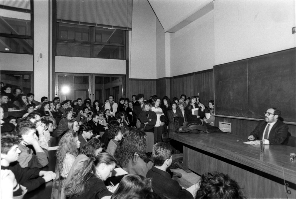 Umberto Eco a una delle sue lezioni presso l'Università di Bologna.