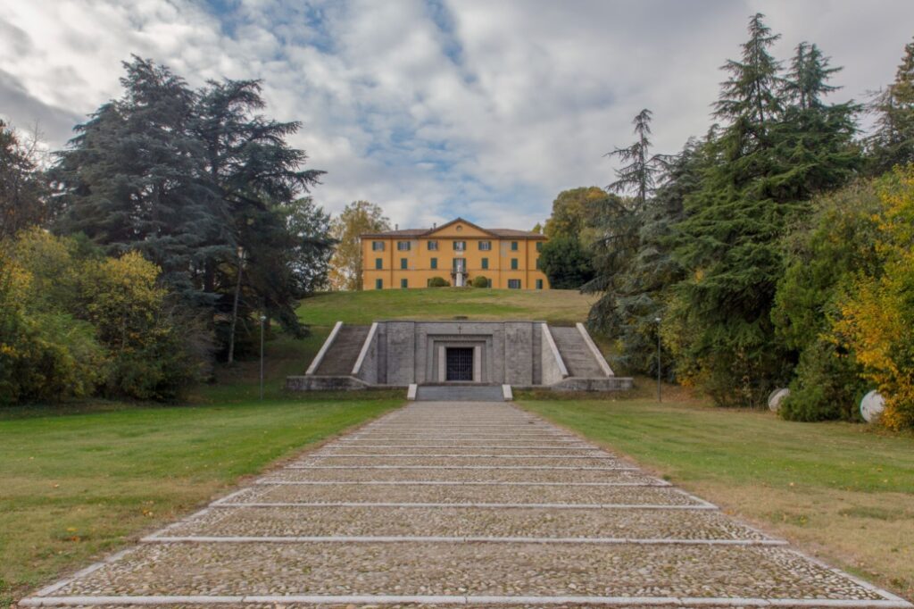 Villa griffone, dove si trova il Museo Marconi. Esso prende il nome da Guglielmo Marconi, celebre personaggio che ha studiato presso l'Università di Bologna.