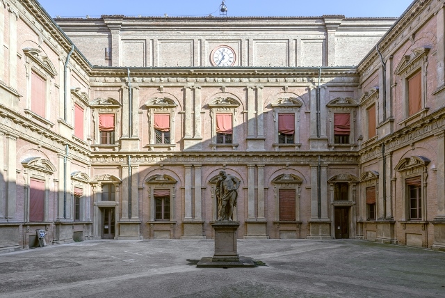 Cortile del Palazzo Poggi, sede centrale dell'Università di Bologna.
