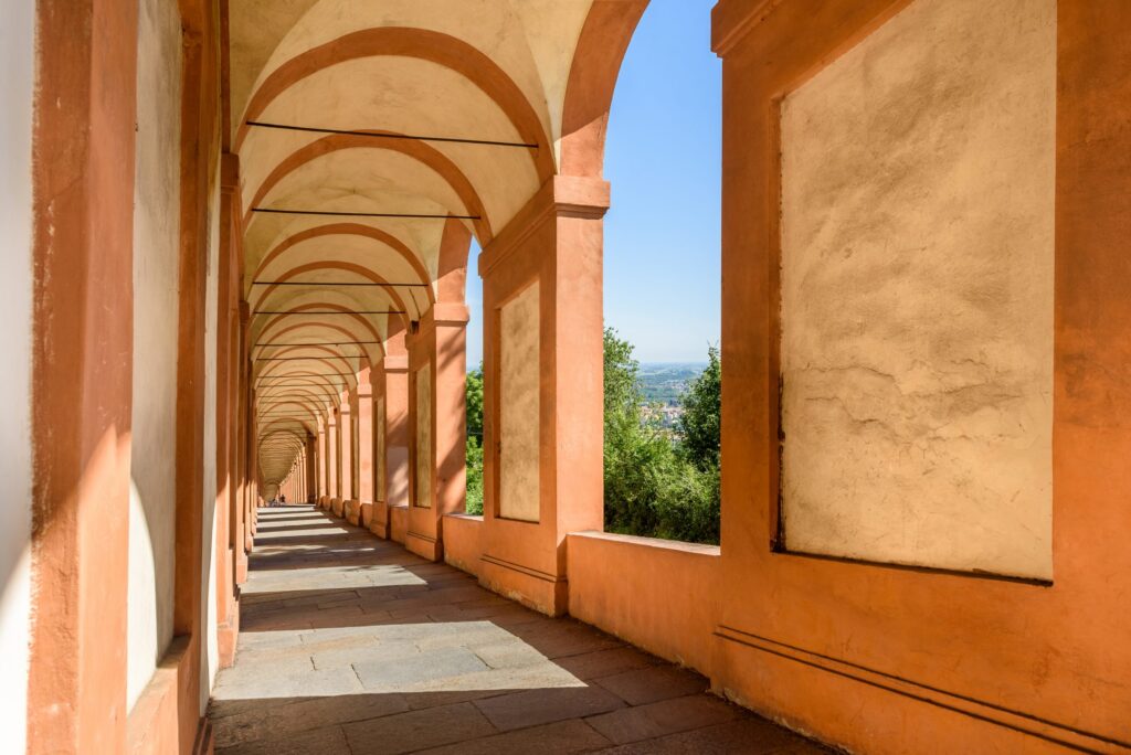 Vista dei portici verso San Luca.