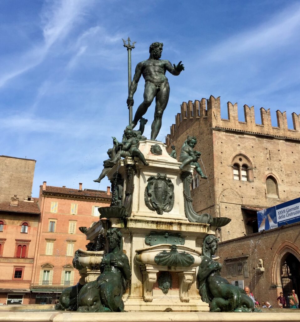 Vista frontale della Statua del nettuno, uno dei Sette Segreti di Bologna.