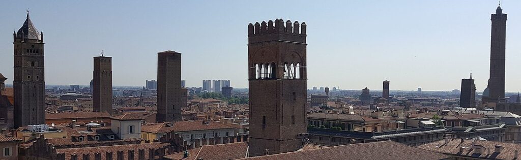 Vista dalla Torre dell'Orologio, dove si possono ammirare le varie torri della città, tra cui quelle degli Asinelli e Garisenda sulla destra.