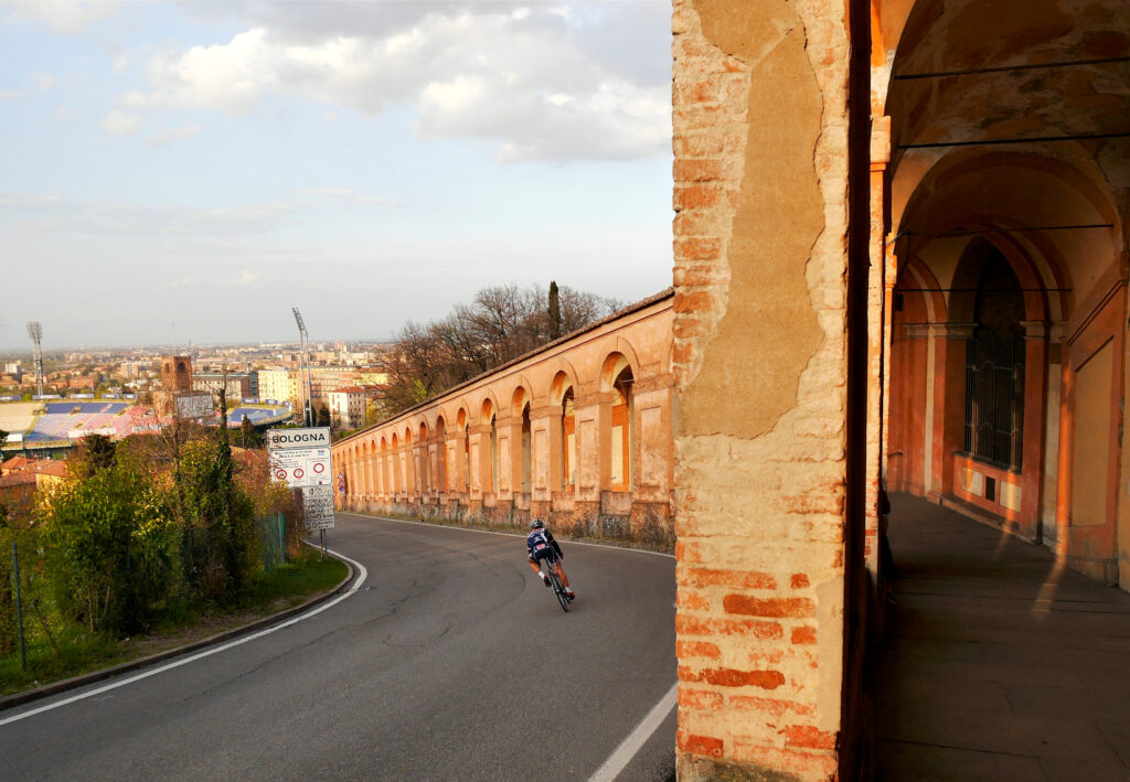Porzione dei portici e della camminata che permette di raggiungere il Santuario di San Luca Bologna.