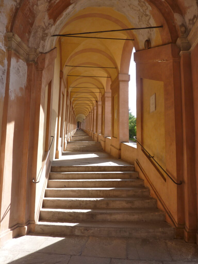 Portici e scalinata che portano al Santuario della Madonna di San Luca.