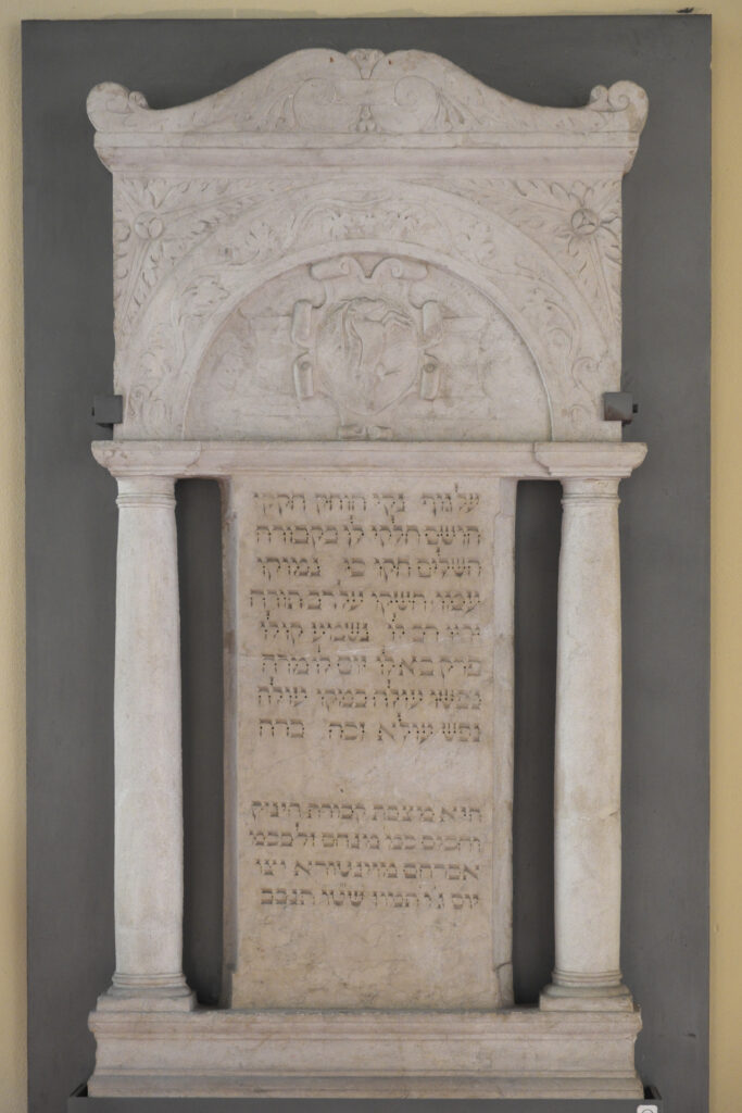 Una delle lapidi presenti nel Museo Civico Medievale. Traccia del cimitero ebraico del ghetto di Bologna.