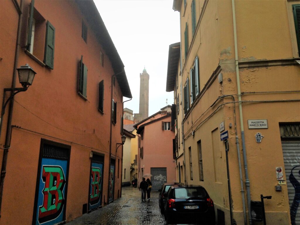 Scorcio da una delle vie del ghetto ebraico di Bologna, da cui si può vedere la torre degli Asinelli.