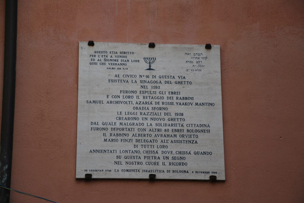 In via dell’Inferno è possibile ritrovare la targa che indica il luogo in cui sorgeva l’antica Sinagoga di Bologna.
