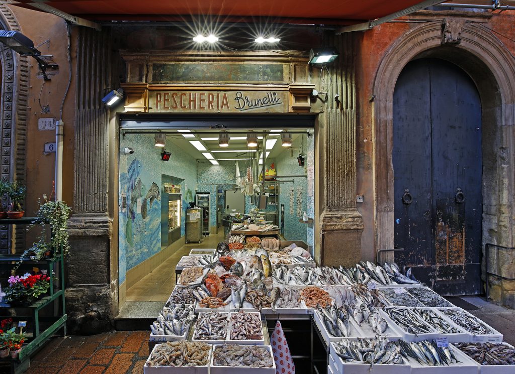 Vista frontale sulla Pescheria Brunelli, negozio storico del Quadrilatero di Bologna