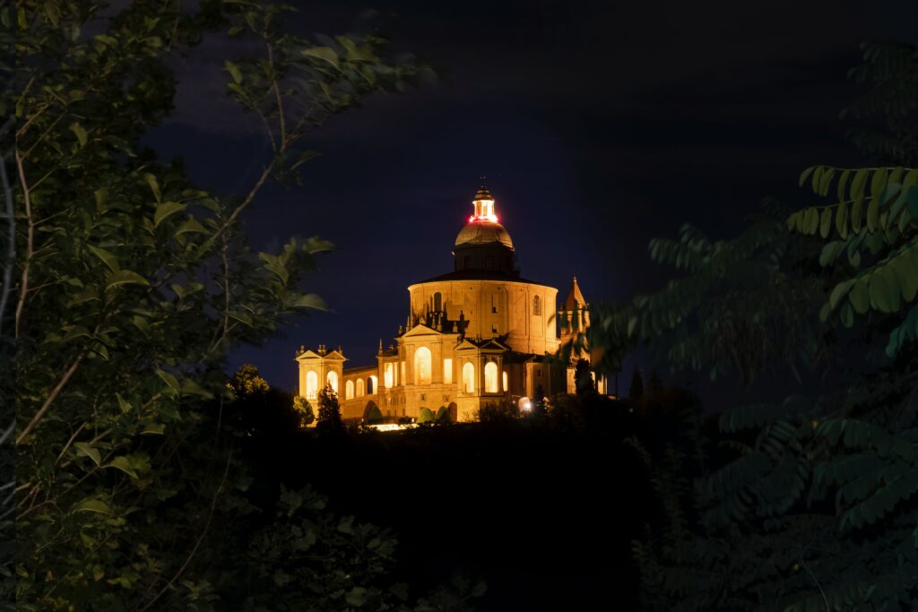 Santuario di San Luca Bologna, nel suo profilo notturno illuminato.