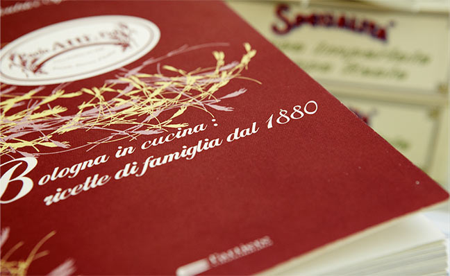 Scatto sul libro delle ricette di Paolo Atti e Figli, negozio nel Quadrilatero di Bologna