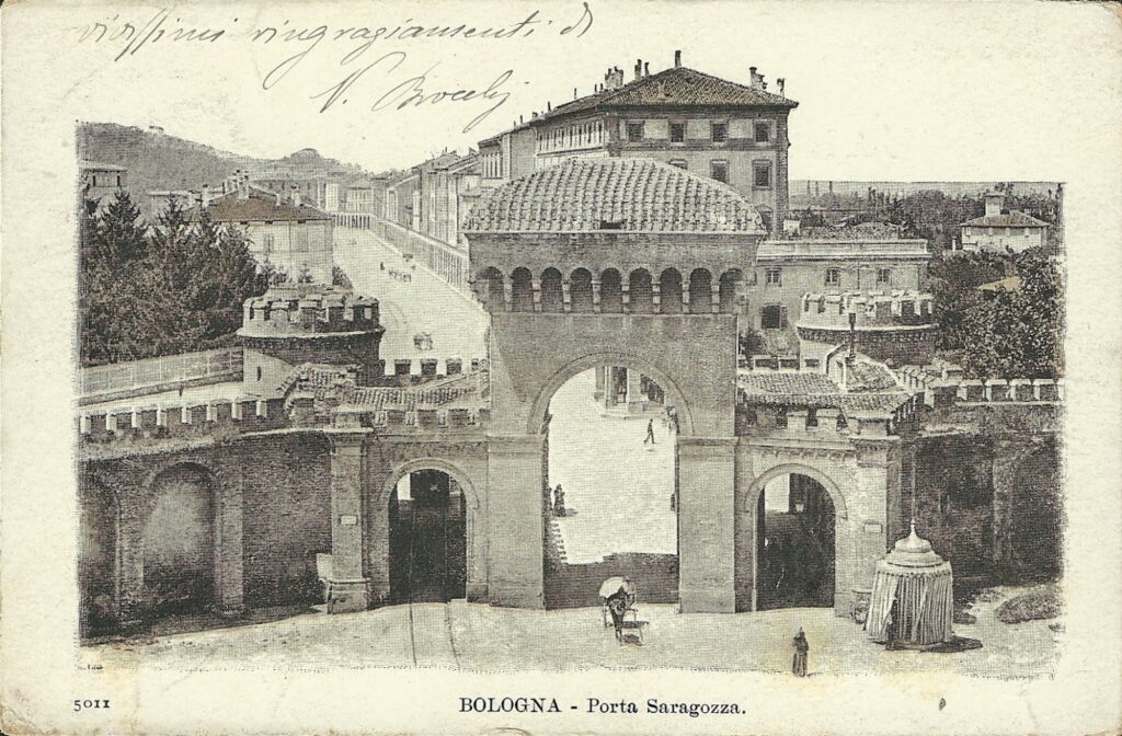 Foto bianco e nero delle Mura di Bologna: più precisamente di porta Saragozza vista dall'interno.