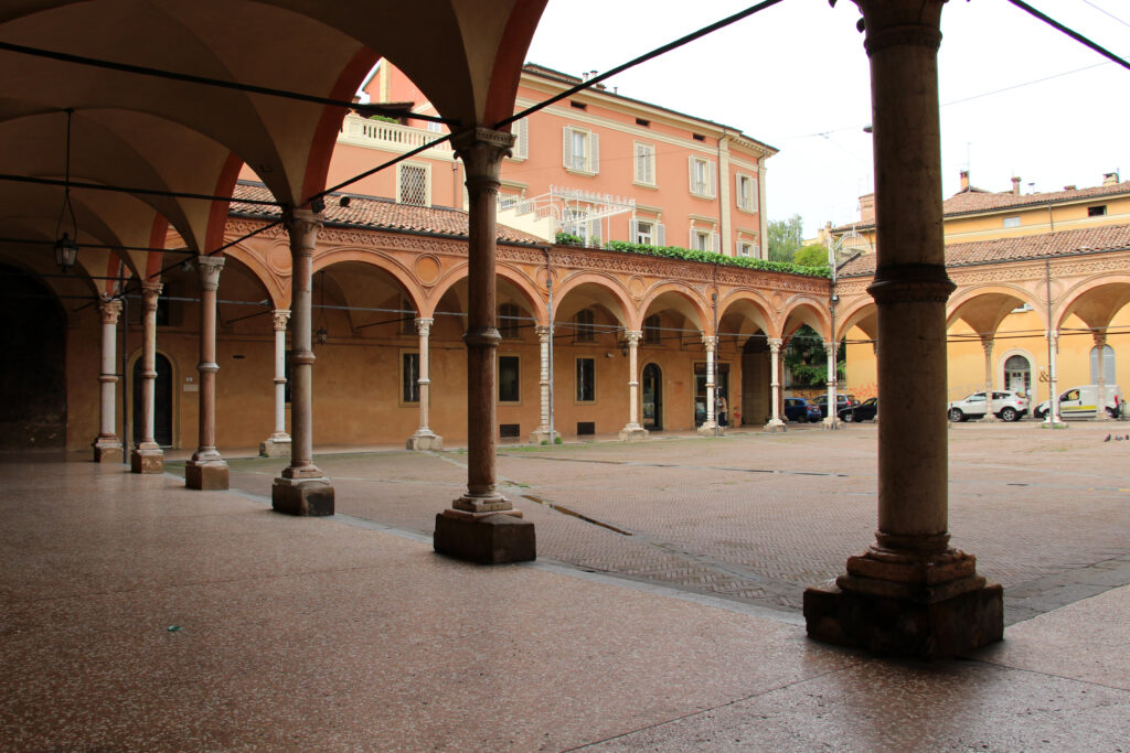 Porzione del portico della Basilica di Santa Maria dei Servi.