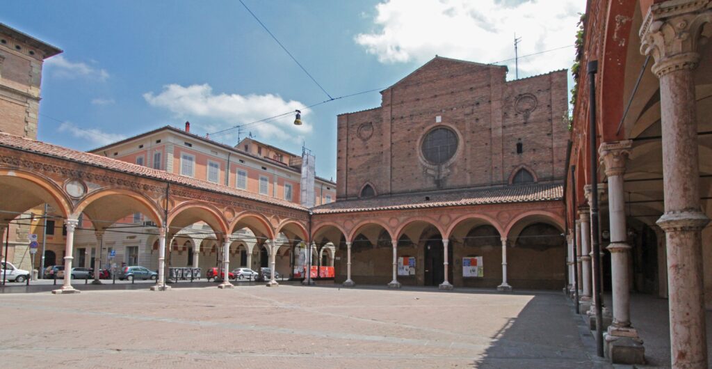 Basilica di Santa Maria dei Servi e il suo portico.