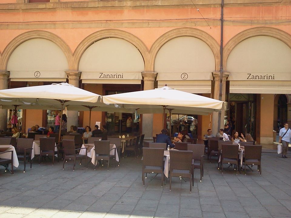 Esterno del Caffè Zanarini che si estende in piazza Galvani.