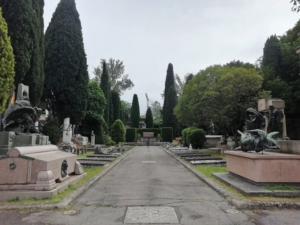 Campo Carducci: area dedicata al poeta, dove vi trovano spazio anche altre tombe di personaggi importanti.