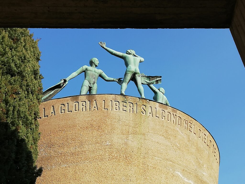 Ossario dei Partigiani: il Monumento dedicato ai partigiani, con figure in bronzo.