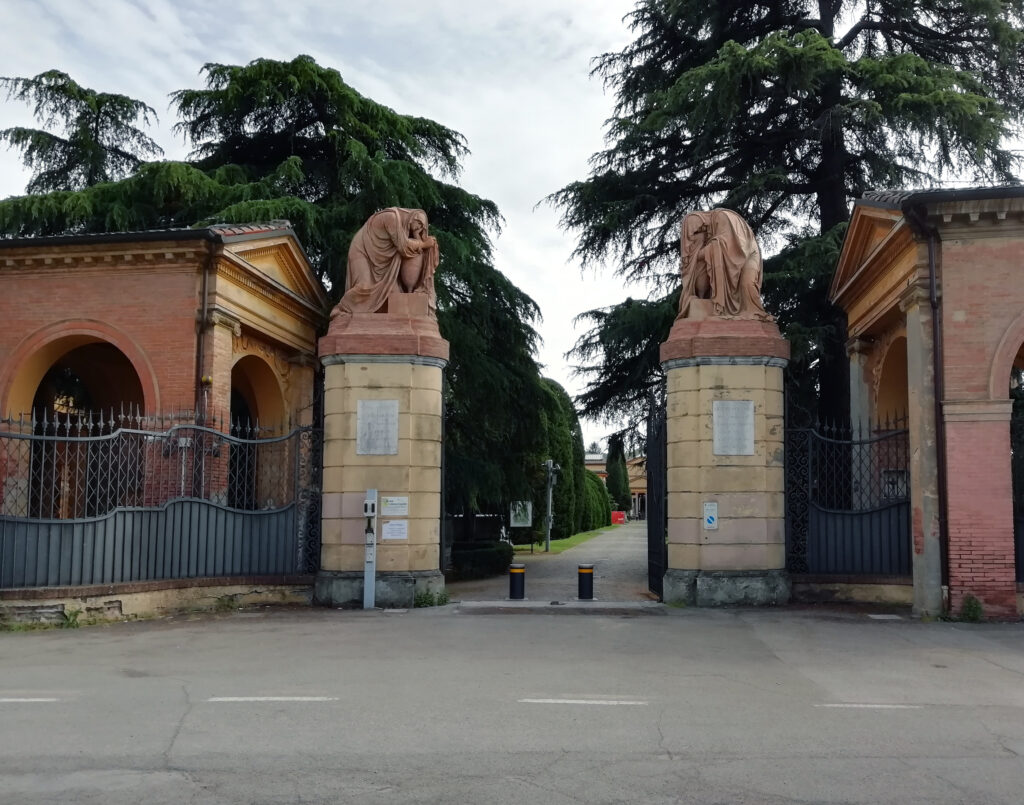Una delle entrate monumentali del Cimitero della Certosa di Bologna.