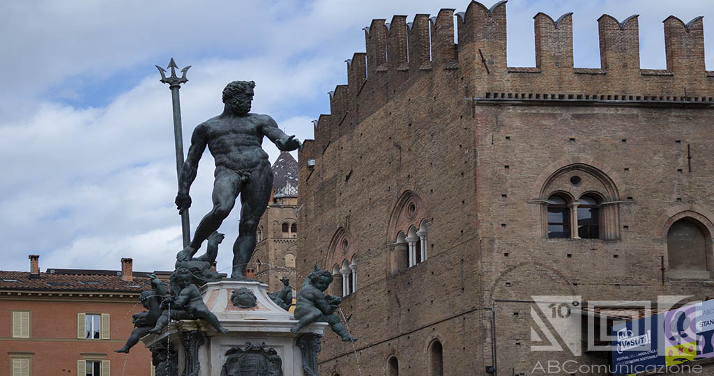 Vista frontale della Statua del nettuno, uno dei Sette Segreti di Bologna.