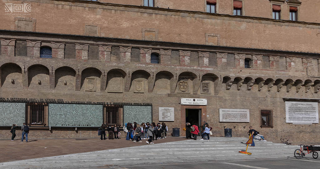Esterno della Biblioteca Sala Borsa di Bologna, con i gradini e il sacrario dei partigiani visibili.