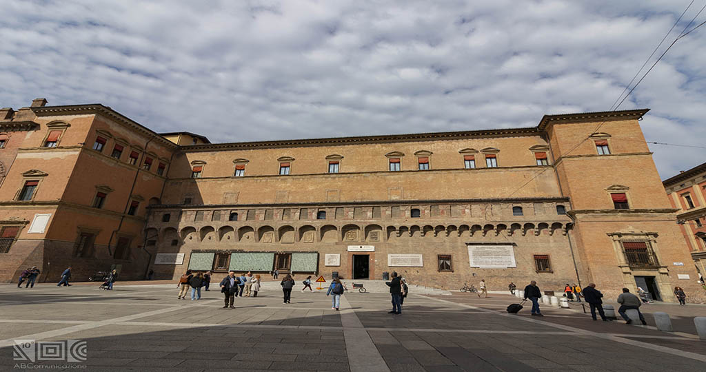 facciata della biblioteca Sala Borsa che affaccia su Piazza Maggiore
