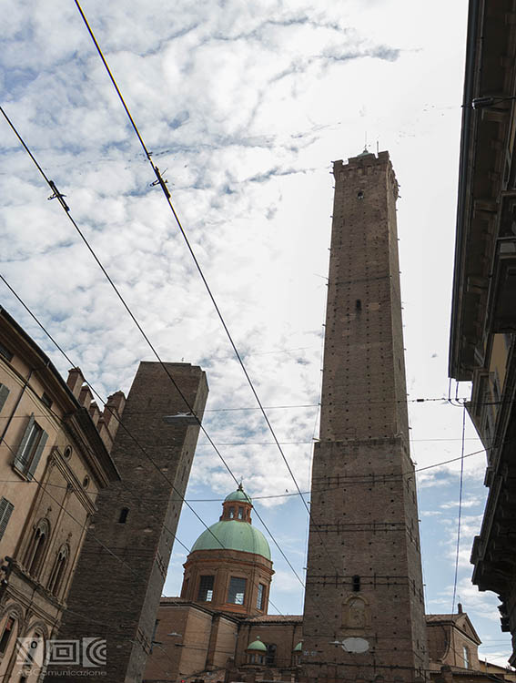 Vista frontale sulle due Torri di Bologna: Garisenda e Asinelli.
