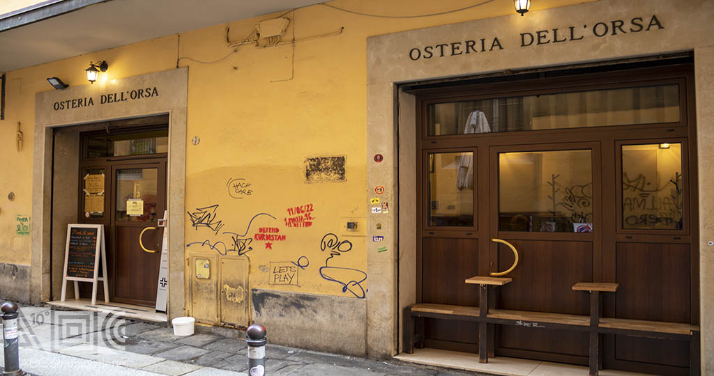 esterno dell'osteria dell'orsa, una delle migliori osterie e taverne di Bologna 
