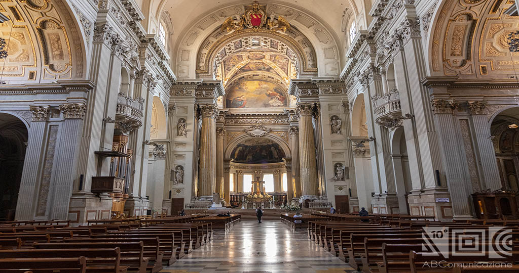 Interno della cattedrale di San Pietro. 