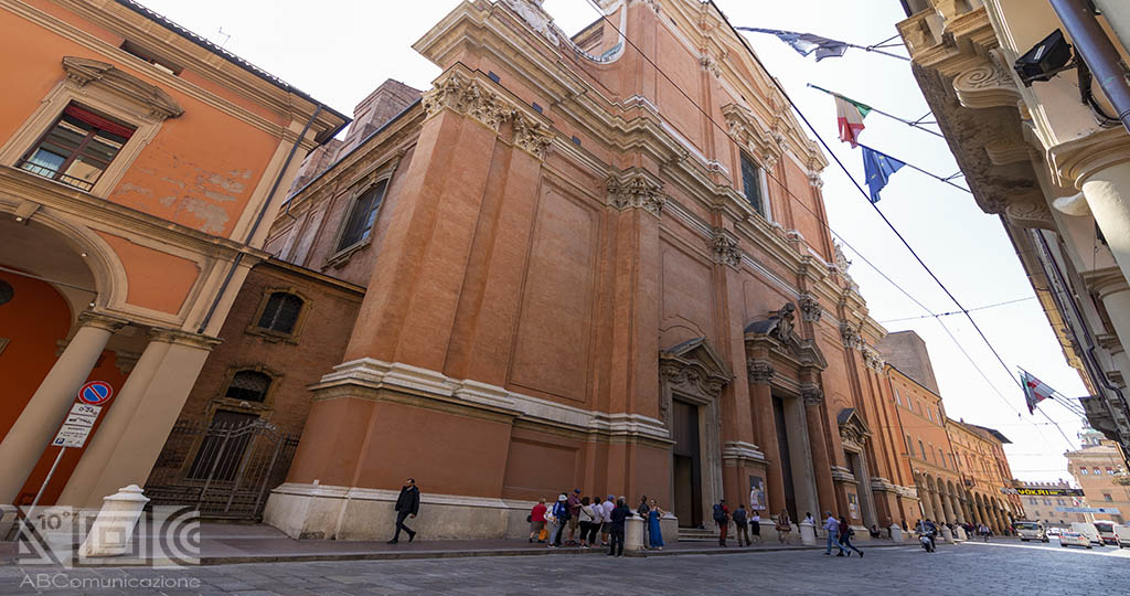La Cattedrale di San Pietro vista da un lato di Via Indipendenza, in tutta la sua imponenza.