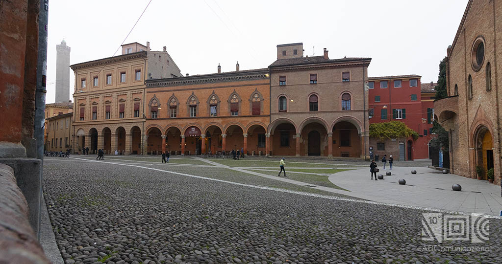 piazza di fronte alla basilica di Santo Stefano, Piazza Santo Stefano, Bologna, Bologna centro, Bologna Centro
