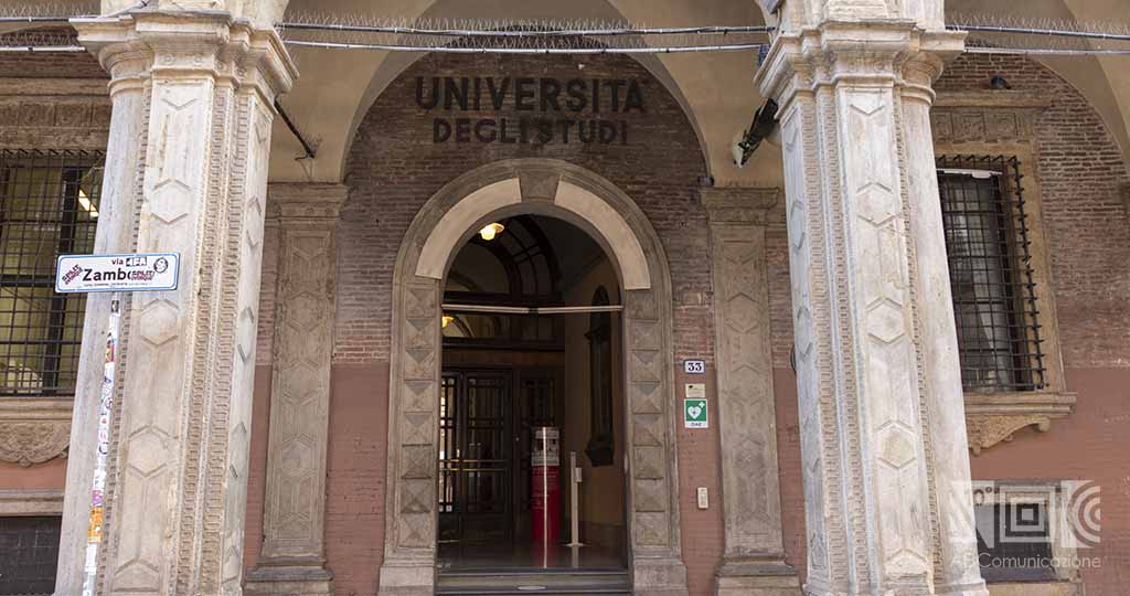 Entrata del palazzo di via Zamboni 33. Sede più antica dell'Università di Bologna. 