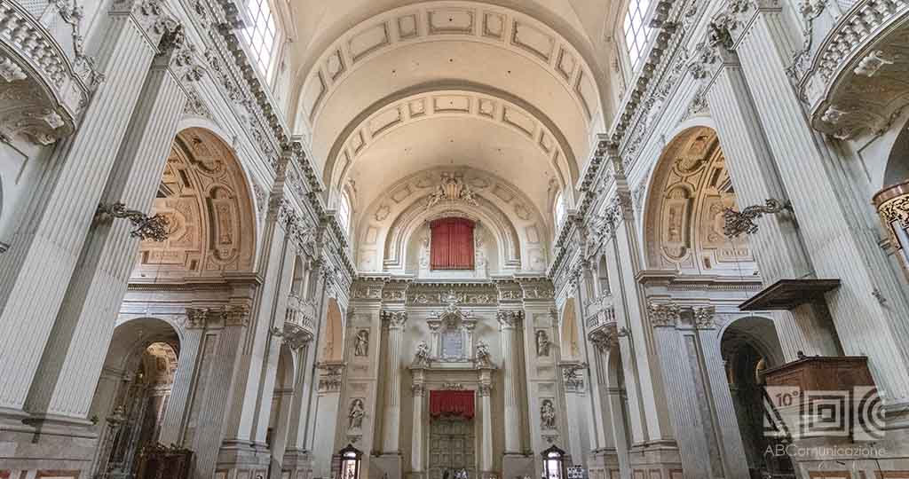 Interno della Cattedrale San Pietro Bologna, La Cattedrale di San Pietro interno, Cattedrale Metropolitana di San Pietro, Cattedrale San Pietro Bologna. 