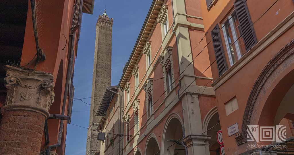 Torre degli Asinelli, Strada Maggiore Bologna. 
